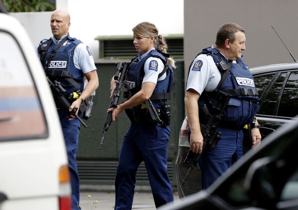 حضورپلیس مسلح پس از تیراندازی در مسجد نوردر کرایستچرچ، نیوزیلند - اسپوتنیک ایران  