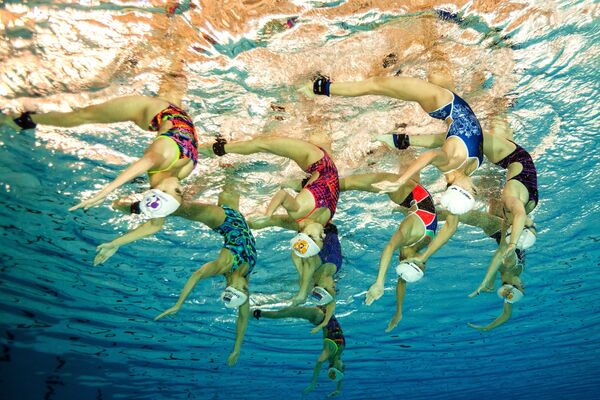 تیم روسیه در شنای همزمان در زمان اتجام تمرینات - اسپوتنیک ایران  