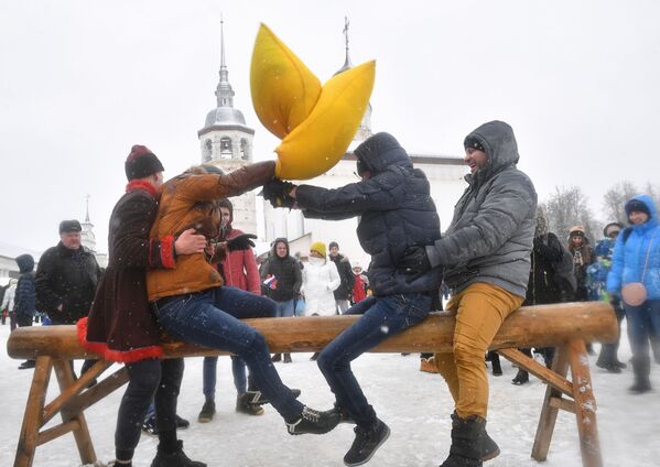 ازی و نبرد بالشی در قالب جشن زمستانی ماسلنیتسا در سوزدال روسیه - اسپوتنیک ایران  