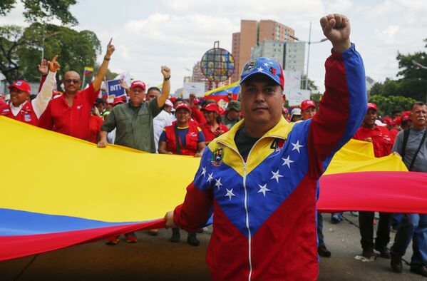 شرکت کنندگان راهپیمایی خیابانی در حمایت از مادورو رئیس جمهور قانونی ونزوئلا - اسپوتنیک ایران  