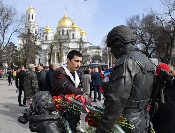 قدردانی از کشته شدگان میهنی به مناسبت سالگرد الحاق کریمه به روسیه - اسپوتنیک ایران  