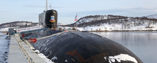 Атомная подводная лодка К-535 Юрий Долгорукий на причале в Гаджиево Атомная подводная лодка К-535 Юрий Долгорукий на причале в Гаджиево - اسپوتنیک ایران