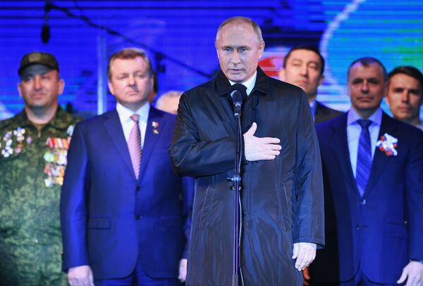 ولادیمیر پوتین، رئیس جمهور روسیه در کنسرتی که به مناسبت 5-مین سالگرد الحاق کریمه به روسیه برگزار شد - اسپوتنیک ایران  