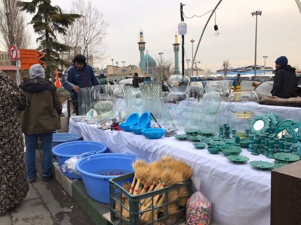 فروش ماهی های قرمز و سفره هفت سین در خیابان های تهران در آستانه نوروز - اسپوتنیک ایران  
