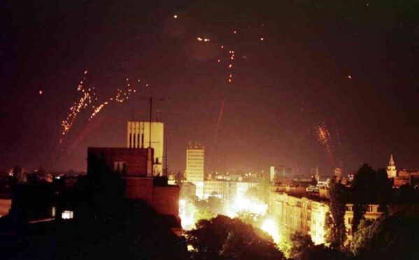 سیستم ضدهوایی یوگوسلاوی سعی دارد بمب افکن ناتو را مورد اصابت قرار دهد - اسپوتنیک ایران  