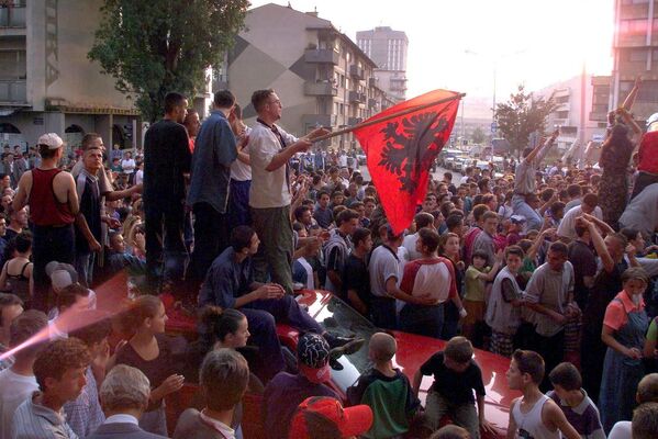 آلبانی ها کوزوویی جشن پیروزی ارتش آزادی کوزوو بر صرب ها را در مرکز پریشیتین برگزار می کنند - اسپوتنیک ایران  