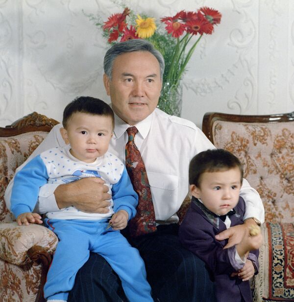 نظربایف، رئیس جمهور مستعفی قزاقستان به همراه نوه هایش - اسپوتنیک ایران  