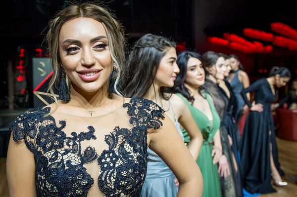 شرکت کنندگان کنکور زیبایی در اذربایجان - اسپوتنیک ایران  