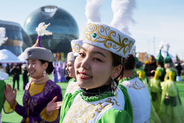 دختران قزاقستانی در لباس سنتی خود در جشن نوروز - اسپوتنیک ایران  