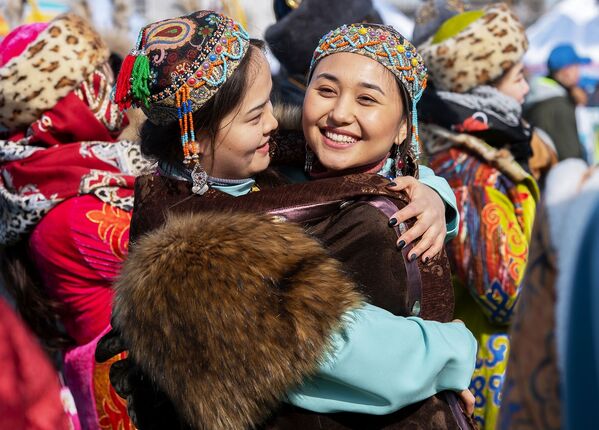 دختران قزاقستانی در لباس سنتی خود در جشن نوروز - اسپوتنیک ایران  