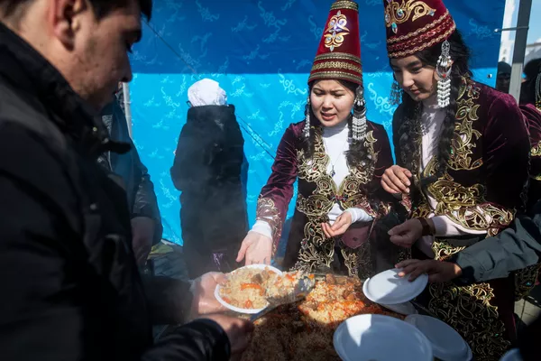 دختران قزاقستانی در لباس سنتی خود در جشن نوروز دختران قزاقستانی در لباس سنتی خود در جشن نوروز - اسپوتنیک ایران