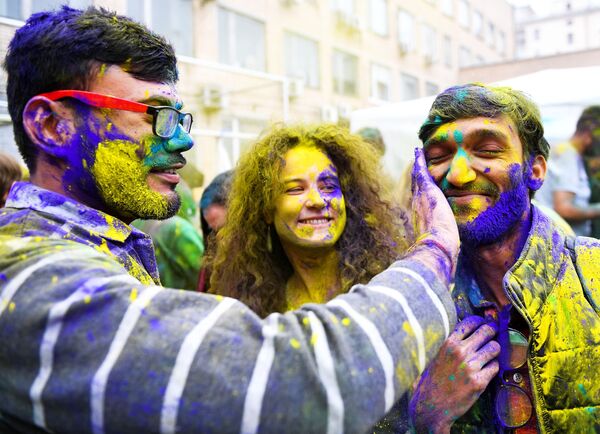 شرکت کنندگان جشن هولی-رنگ ها- در رایزنی فرهنگی هند در مسکو - اسپوتنیک ایران  