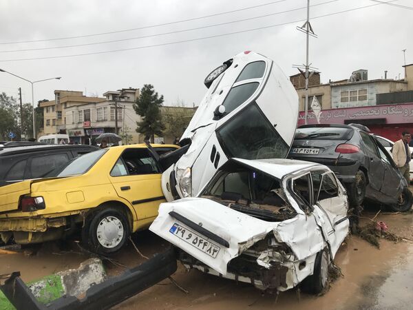 خودروهای آسیب دیده در جریان سیلاب شیراز - اسپوتنیک ایران  