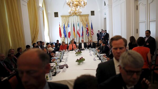 Iranian Foreign Minister Mohammad Javad Zarif (C) sits next to European Union High Representative for Foreign Affairs and Security Policy Federica Mogherini as they meet with foreign ministers from the U.S., France, Russia, Germany, China and Britain at the hotel where the Iran nuclear talks meetings are being held in Vienna, Austria July 6, 2015 - اسپوتنیک ایران  