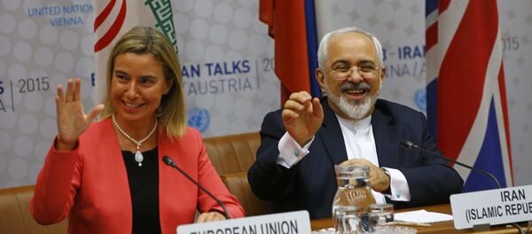 Верховный представитель Европейского союза по иностранным делам и политике безопасности Федерика Могерини и министр иностранных дел Ирана Джавад Зариф на переговорах в Вене - اسپوتنیک ایران  