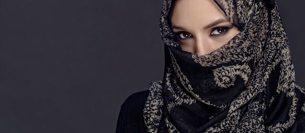 تصویر جنجالی زن جوان سعودی با دامن کوتاه + فیلم  - اسپوتنیک ایران  