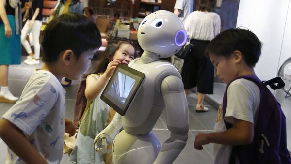 بچه ها در کنار روبوت « پِپِر» در ژاپن - اسپوتنیک ایران  