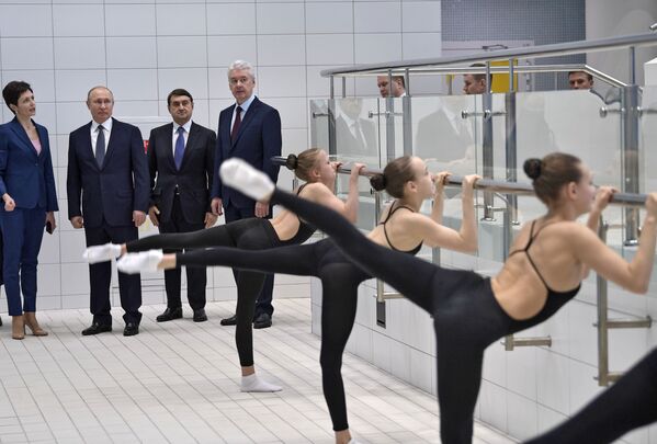 ولادیمیر پوتین در مرکز المپیکی شنای همزمان داویدووا - اسپوتنیک ایران  