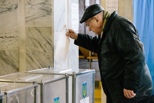 اوکراینی ها به پای صندوق رای رفتند - اسپوتنیک ایران  