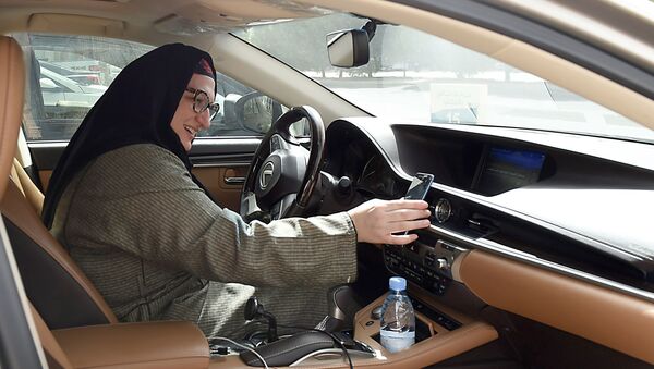 بیکار شدن ۱۰۰ هزار راننده عربستانی به خاطر حق رانندگی زنان - اسپوتنیک ایران  