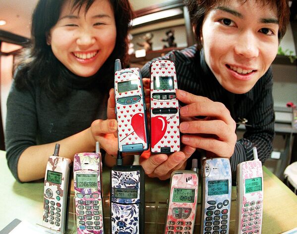 زوج ژاپنی تلفن همراه خود را نشان می دهند - اسپوتنیک ایران  