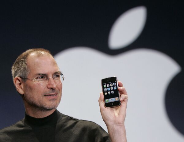 مدیر کل شرکت اپل استیو جابز تلفن همراه آیفن را نشان می دهد، سال ۲۰۰۷ - اسپوتنیک ایران  