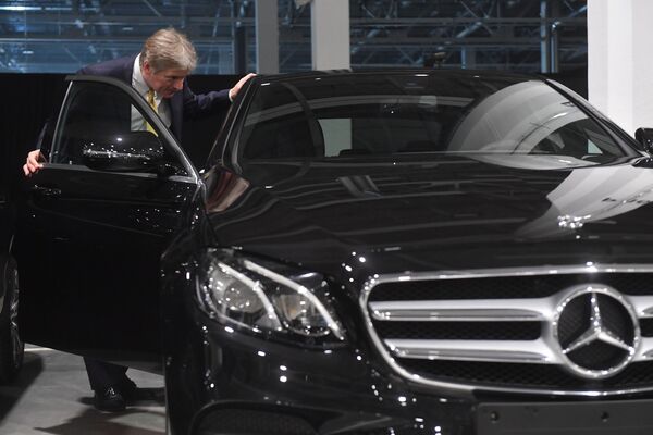 Пресс-секретарь президента РФ Дмитрий Песков осматривает продукцию завода по производству легковых автомобилей Mercedes-Benz концерна Daimler - اسپوتنیک ایران  