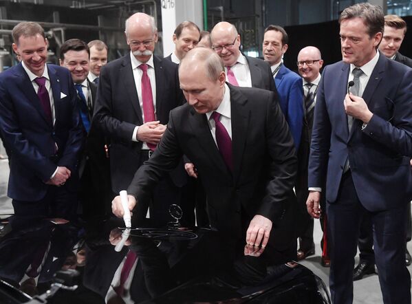 ولادیمیر پوتین در مراسم افتتاح کارخانه تولید خودرو «مرسدس بنز» در حومه مسکو - اسپوتنیک ایران  