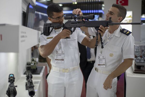 افسران نیروی دریایی در نمایشگاه  بین المللی دفاع و امنیت در برزیل - اسپوتنیک ایران  