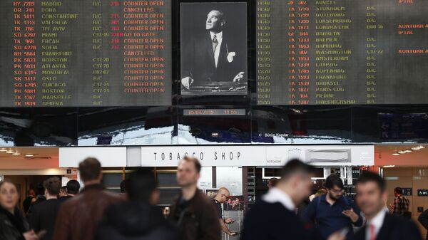 Изображение Мустафы Кемаля Ататюрка, основателя современной Турции, между информационными табло в международном аэропорту имени Ататюрка в Стамбуле - اسپوتنیک ایران  