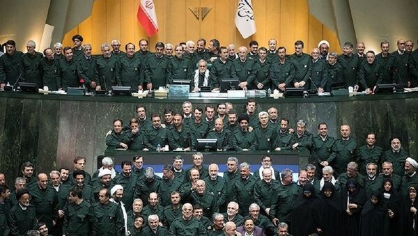 حضور نمایندگان مجلس با لباس سپاه در صحن علنی - اسپوتنیک ایران  