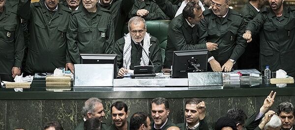 نمایندگان مجلس ایران در حمایت از سپاه پاسداران ایران با یونیفورم سپاه به مجلس آمدند نمایندگان مجلس ایران در حمایت از سپاه پاسداران ایران با یونیفورم سپاه به مجلس آمدند - اسپوتنیک ایران