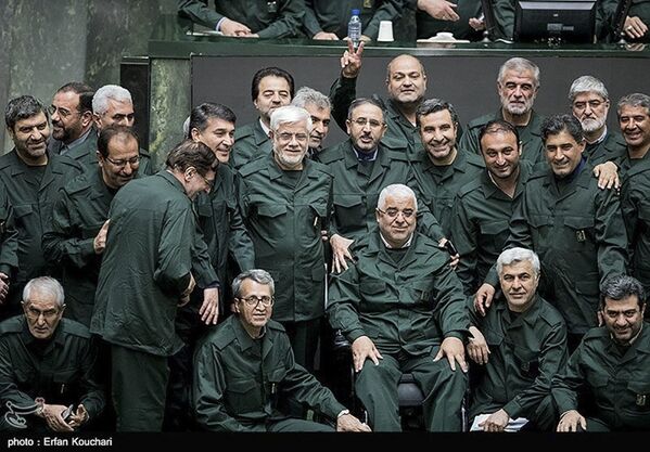 نمایندگان مجلس ایران در حمایت از سپاه پاسداران ایران با یونیفورم سپاه به مجلس آمدند - اسپوتنیک ایران  