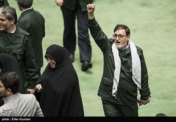 سیاستمداران ایران با یونیفورم سپاه پاسداران در مجلس - اسپوتنیک ایران  