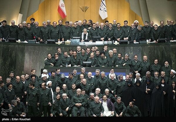 سیاستمداران ایران با یونیفورم سپاه پاسداران در مجلس - اسپوتنیک ایران  