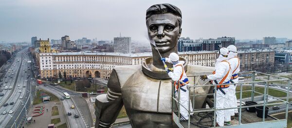 نحوه شستن مجسمه یوری گاگارین نخستین فضانورد جهان واقع در مرکز مسکو - اسپوتنیک ایران  