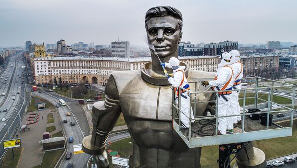 نحوه شستن مجسمه یوری گاگارین نخستین فضانورد جهان واقع در مرکز مسکو - اسپوتنیک ایران  