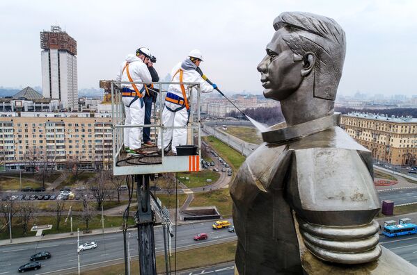 مجسمه یوری گاگارین در تاریخ 12 آوریل، روز پا گذاشتن نخستین انسان بر روی کره ماه شسته شد - اسپوتنیک ایران  