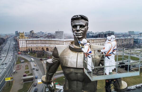 نحوه شستن مجسمه یوری گاگارین نخستین فضانورد جهان واقع در مرکز مسکو - اسپوتنیک ایران  