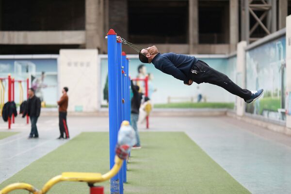 تمرینات برای گردن در مجتمع ورزشی چین - اسپوتنیک ایران  