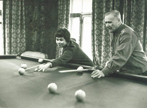 فرمانده یرِمنکو و همسرش در حال بازی بیلیارد در سال 1967 در حومه مسکو - اسپوتنیک ایران  
