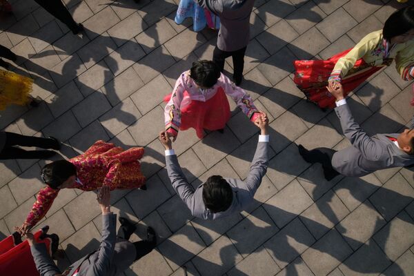 مردم در جشن تولد کیم ایل سونگ در پیونگ یانگ - اسپوتنیک ایران  