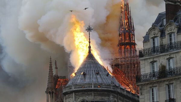 آتش‌سوزی در سقف کلیسای نوتردام پاریس، فرانسه - اسپوتنیک ایران  