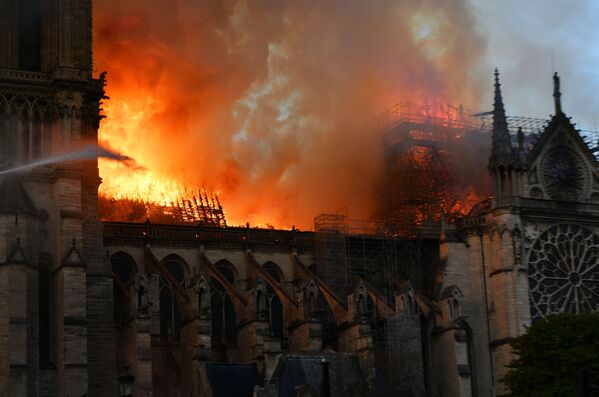 آتش‌سوزی در کلیسای نوتردام پاریس، فرانسه - اسپوتنیک ایران  