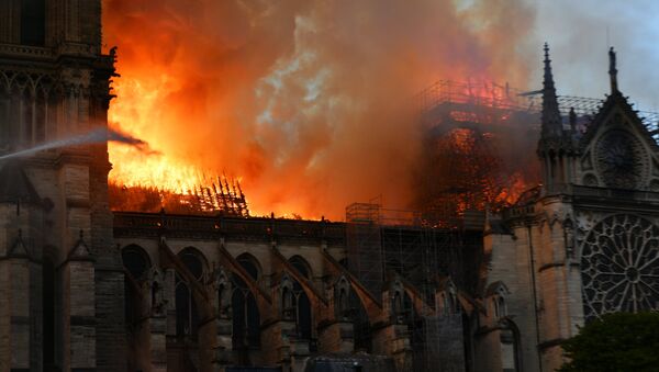 احتمال دارد کلیسای نوتردام به طور کامل در آتش بسوزد - اسپوتنیک ایران  