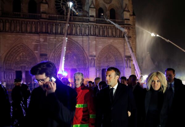 رئیس جمهور فرانسه در محل آتش سوزی کلیسای نوتردام در پاریس - اسپوتنیک ایران  