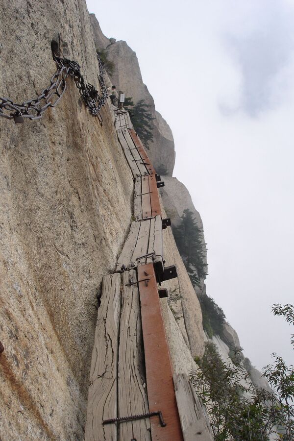 پل Thousand feet که مخصوصا برای توریست ها در کوه خواشان چین ساخته شده است - اسپوتنیک ایران  