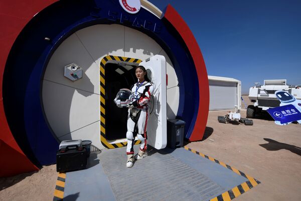 دختر راهنمای گردشگری در ورودی پایگاه چینی Mars Base 1 در بیابان گبی در ایالت گانسو - اسپوتنیک ایران  