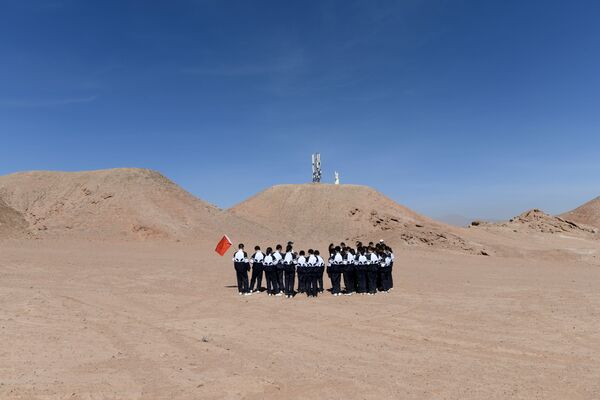 گروه کودکان هنگام بازدید از پایگاه چینی Mars Base 1 در بیابان گبی در ایالت گانسو - اسپوتنیک ایران  