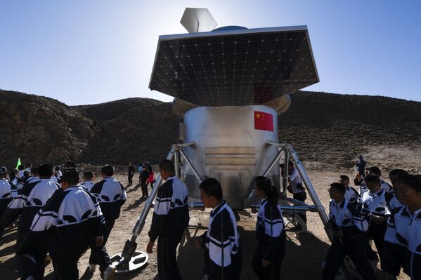 گروه کودکان هنگام بازدید از پایگاه چینی Mars Base 1 در بیابان گبی در ایالت گانسو - اسپوتنیک ایران  